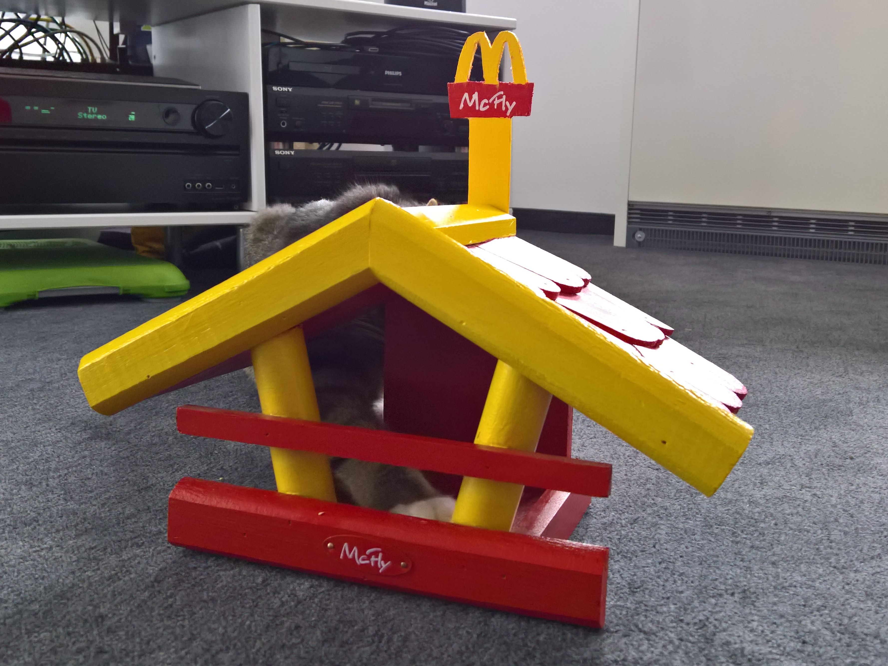 Vogelhaus in McDonald’s-Farben