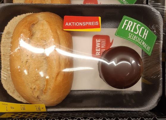 Brötchen und Schokokuss in Plastikverpackung