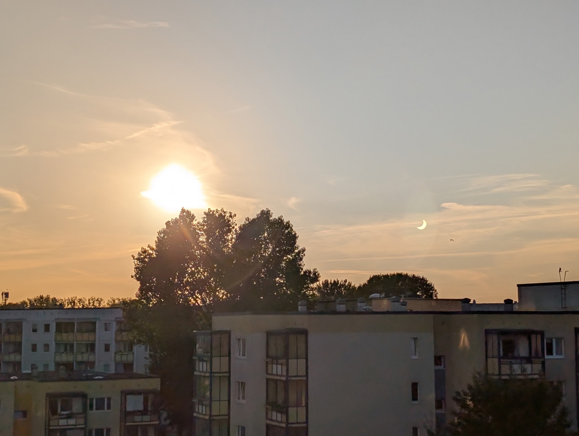 Sonne am Himmel mit Linsenspiegelungssichel