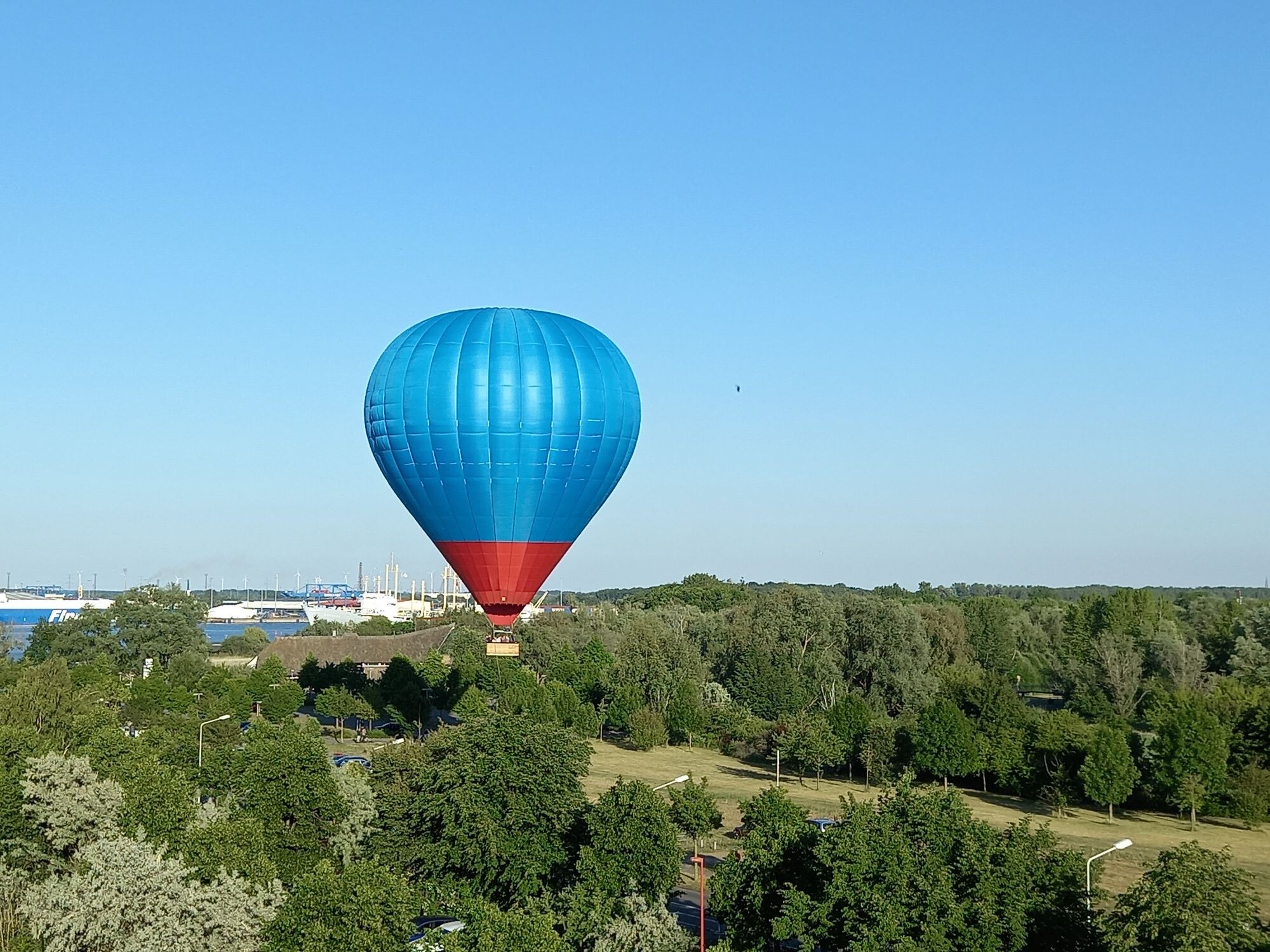 Start eines Heißluftballons bei uns gegenüber im Juni letzten Jahres