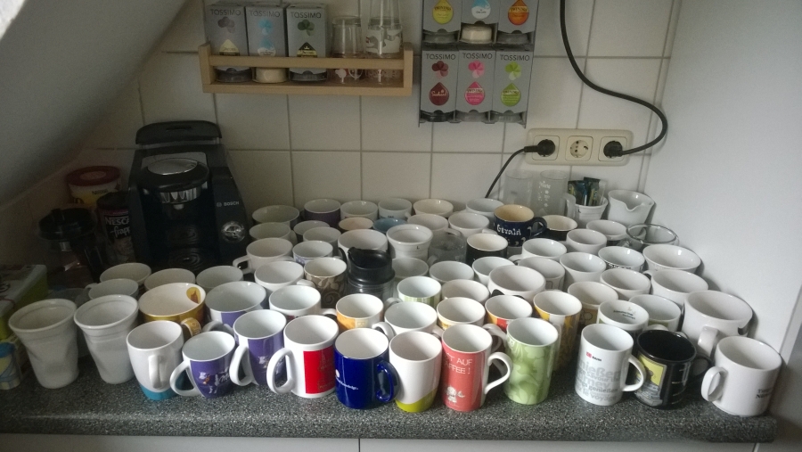 73 Kaffeetassen, aufgenommen im Juli 2014.