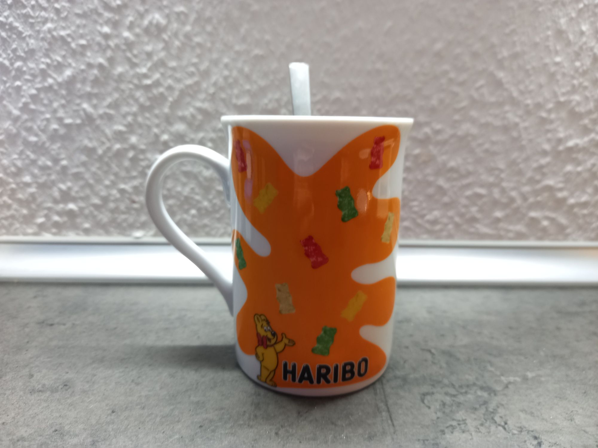 Die Tasse stammt aus einem Haribo-Store.