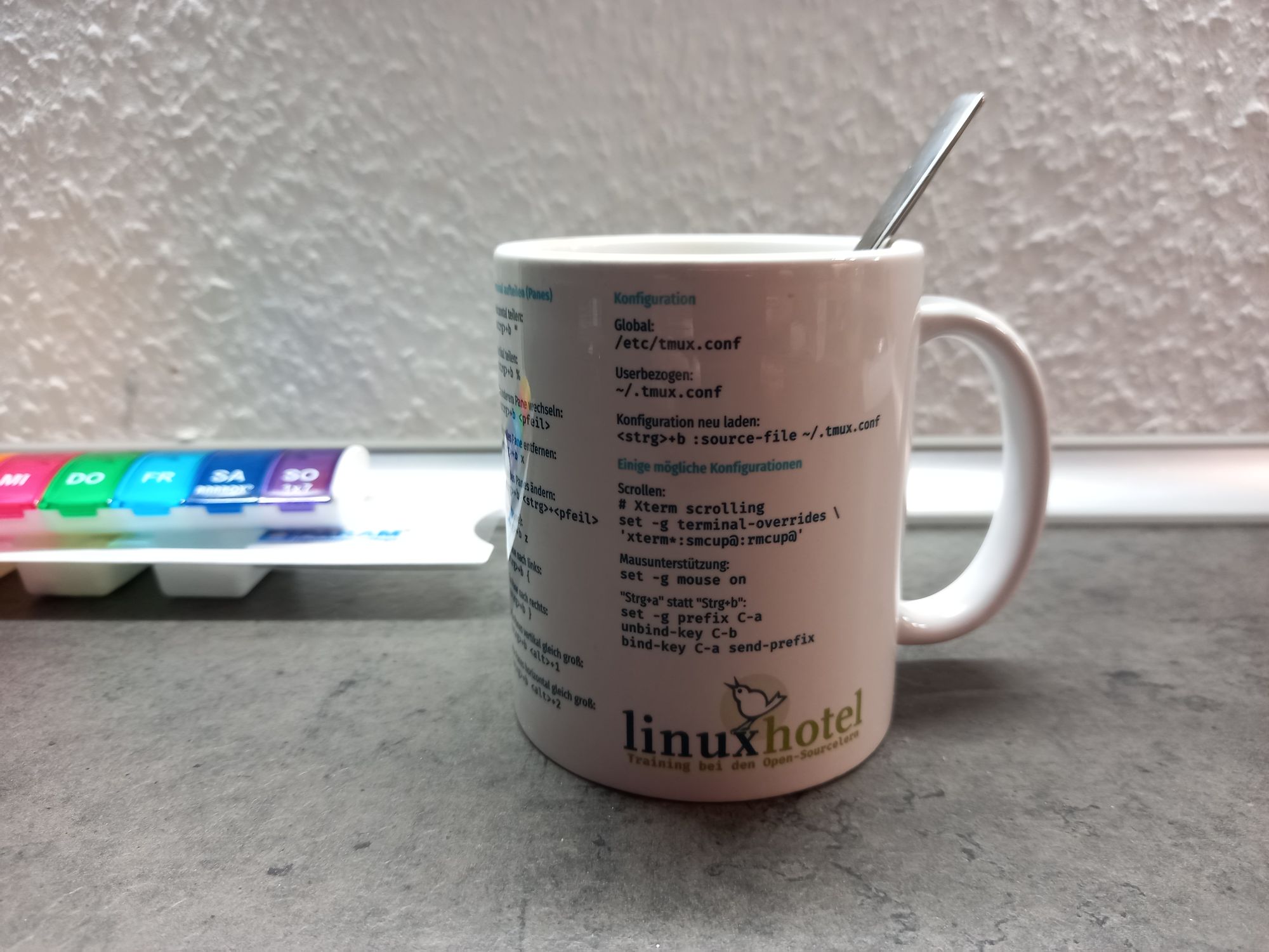 Diese Tasse hat der Herr Lebensabschnittsgefährte 2019 von einer Fortbildung im Linux-Hotel mitgebracht.