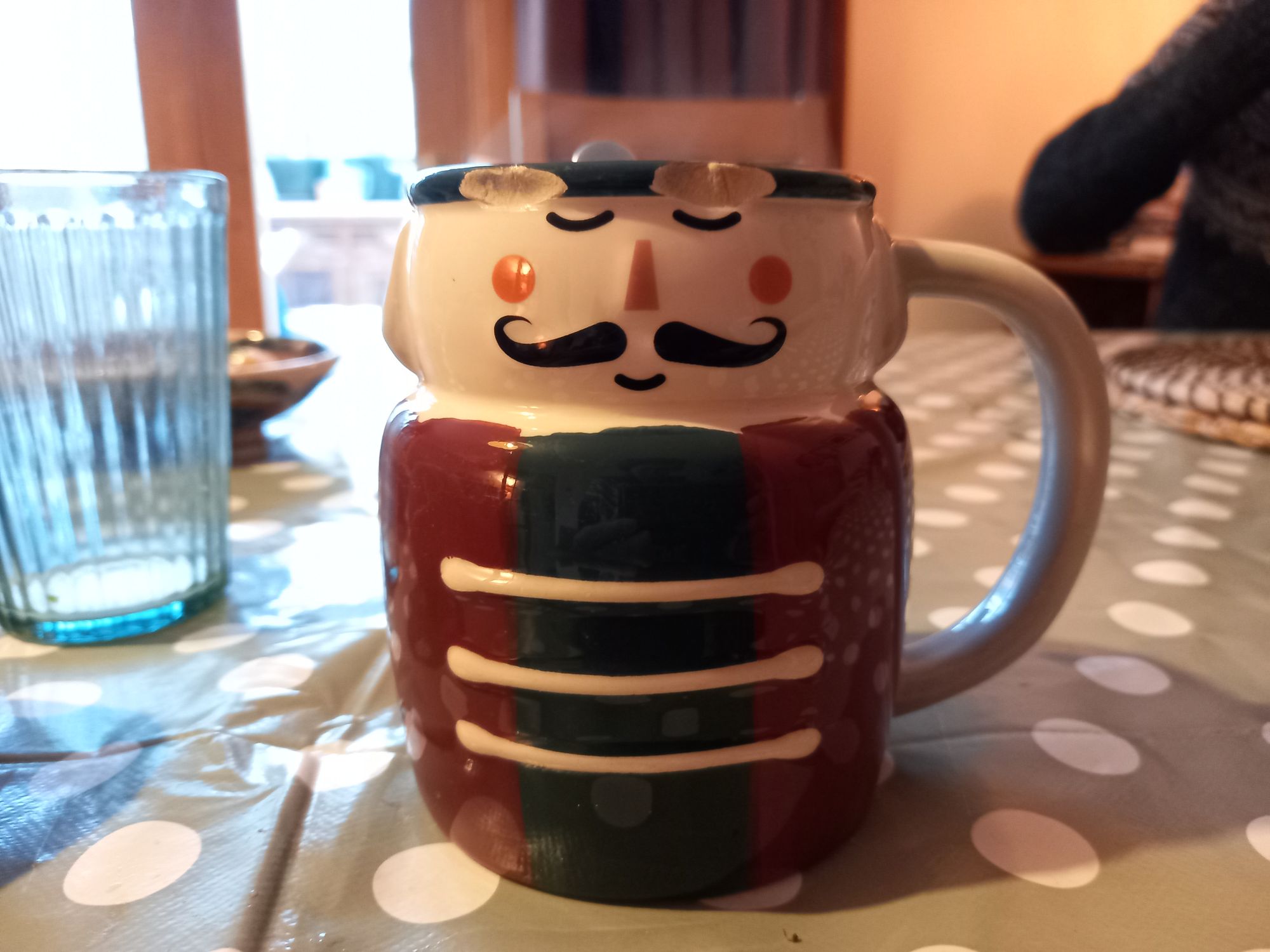 Diese hübsche wenn auch leicht lädierte Tasse bekam ich zum Frühstück bei einer Bekannten, die wir während unseres Schottland-Urlaubs besucht haben.